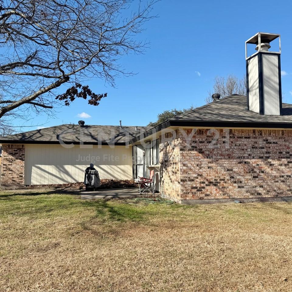 1122 Pyramid Dr - Photo 3 of 8