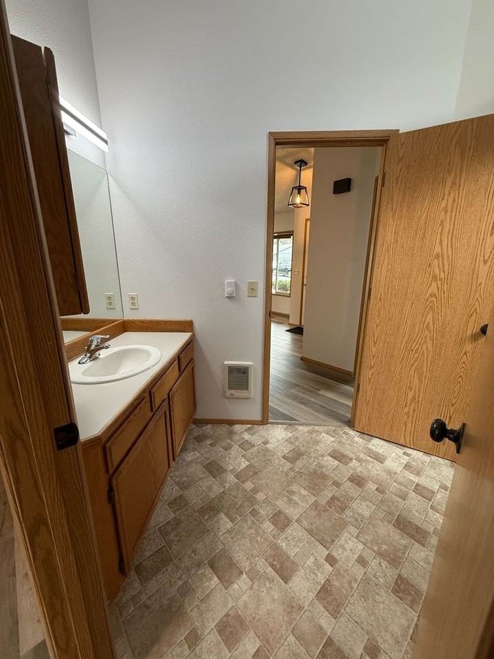 2810 Ne 84th St - Photo 7 of 10