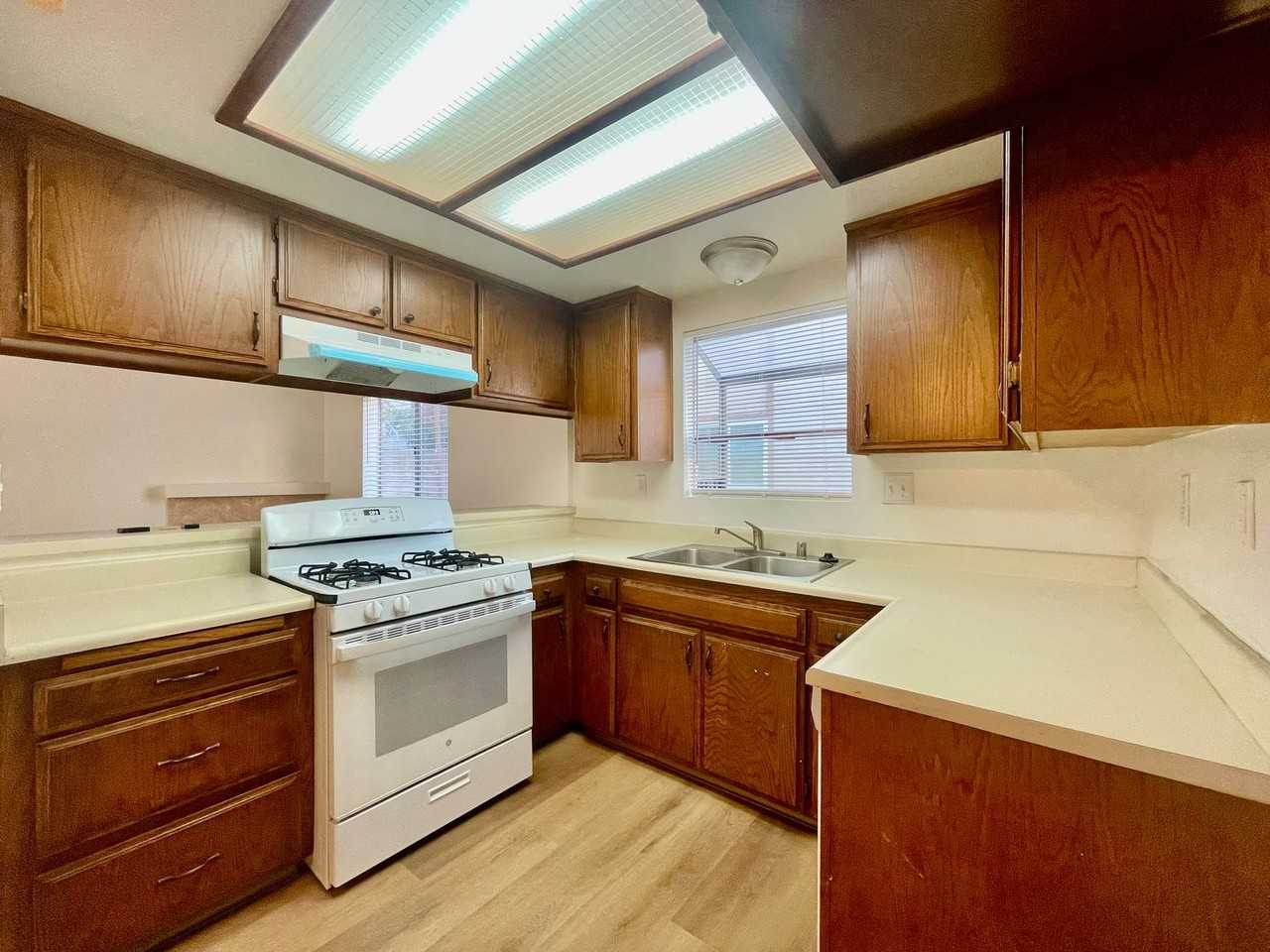 1722 E G St #A - Photo 3 of 11