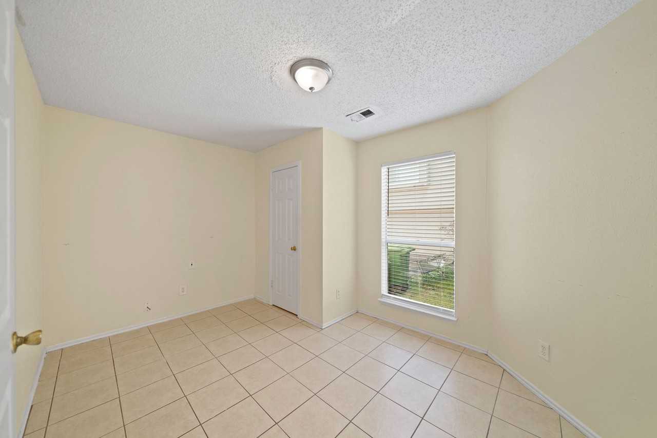 6319 Southwood Ct N - Photo 4 of 11