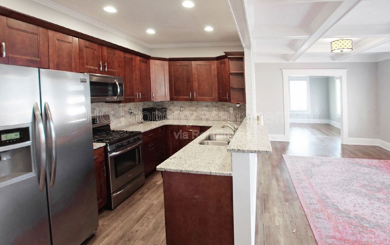 1208 Arkwright Pl Se - Photo 4 of 19