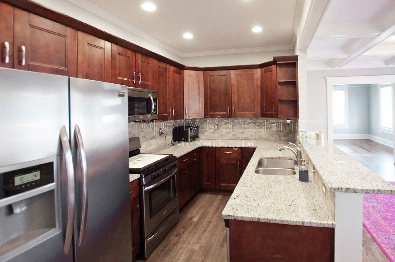 1208 Arkwright Pl Se - Photo 5 of 19