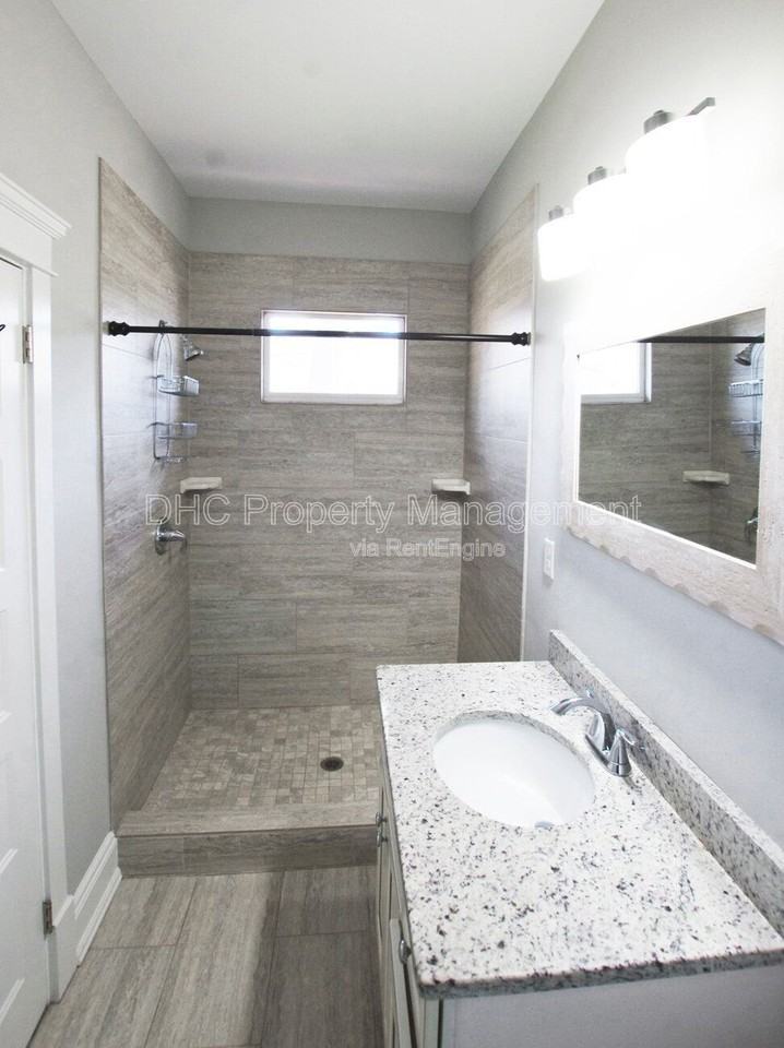 1208 Arkwright Pl Se - Photo 4 of 18