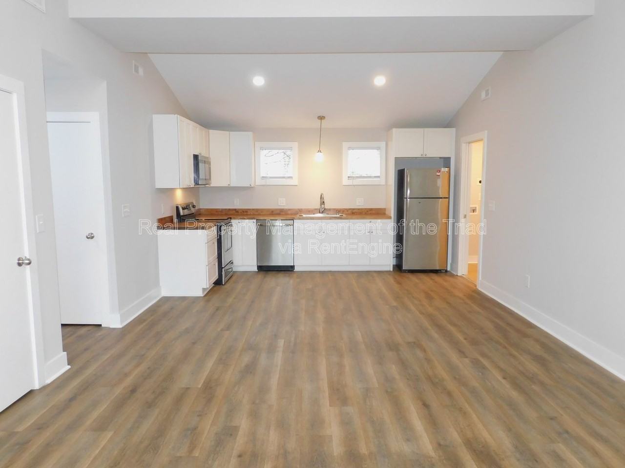 934 Albert St - Photo 3 of 17