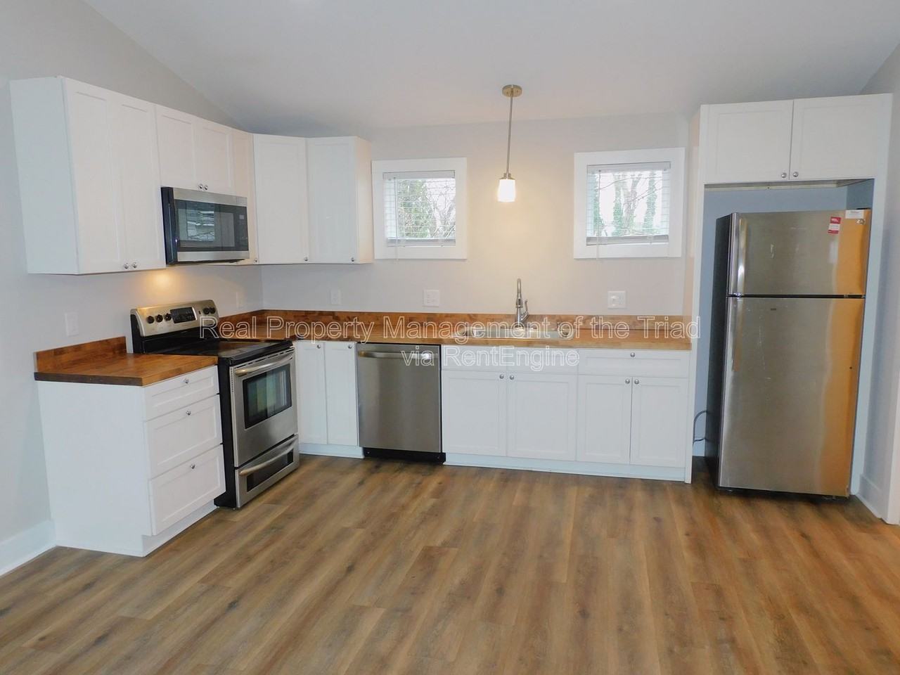 934 Albert St - Photo 4 of 17