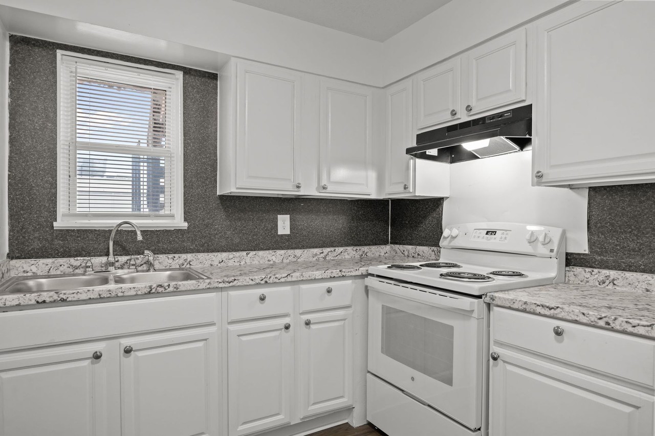 2 Bedroom/ 1 Bath apartment - Photo 6 of 20