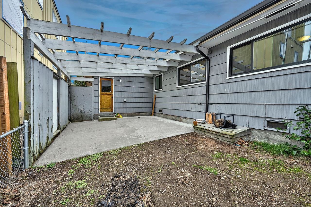 9207 12th Ave Ne - Photo 4 of 15