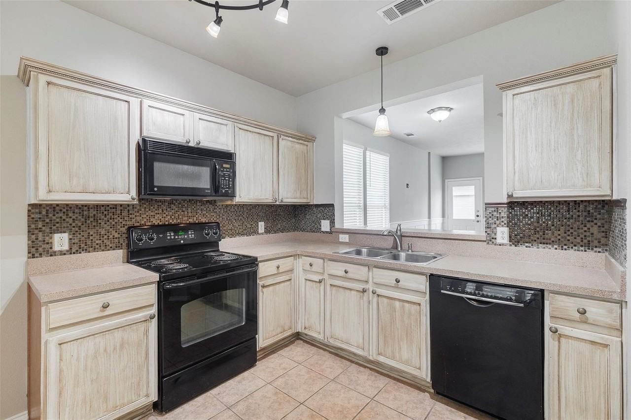 10652 Astor Dr - Photo 3 of 18