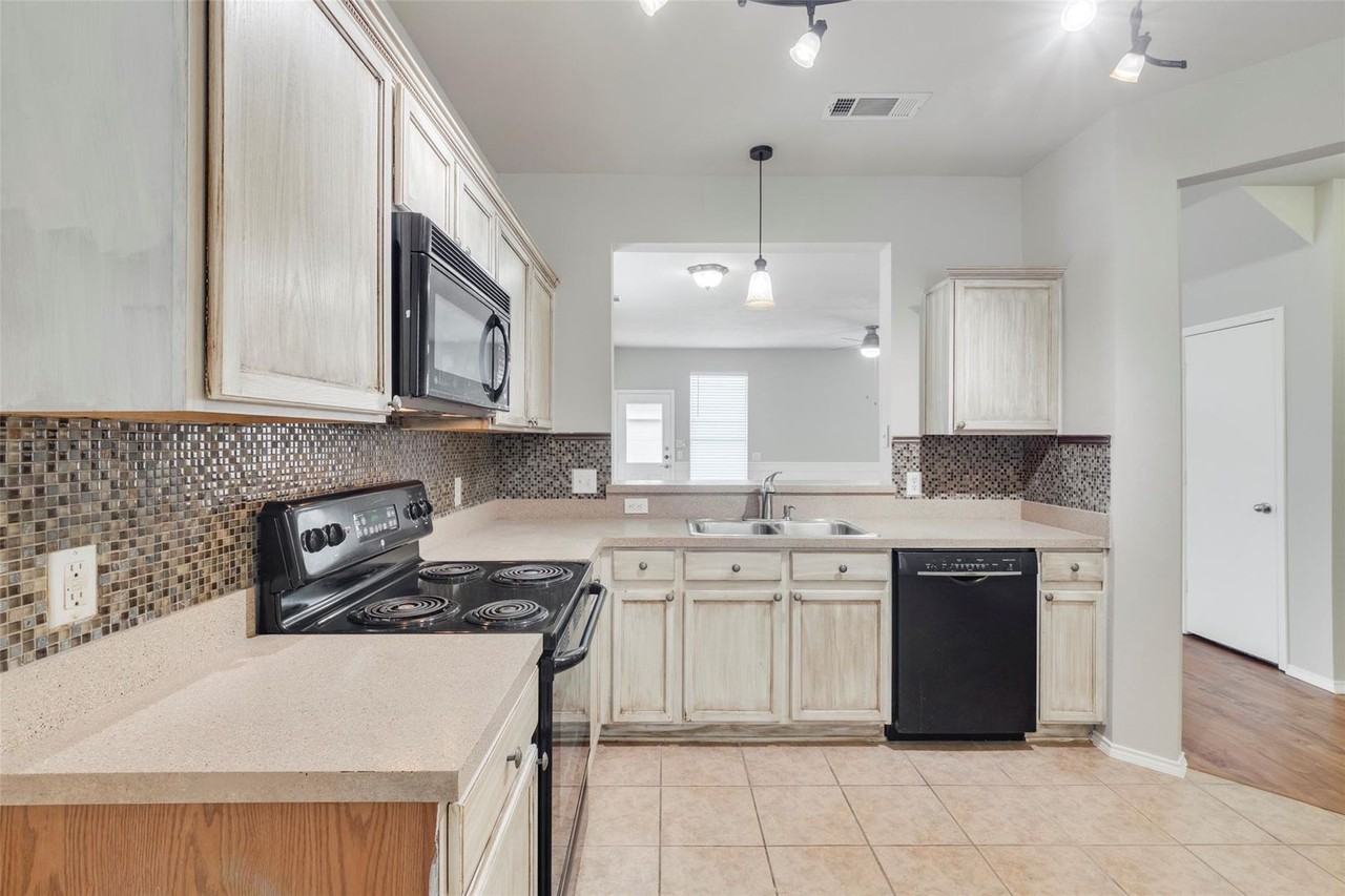 10652 Astor Dr - Photo 4 of 18