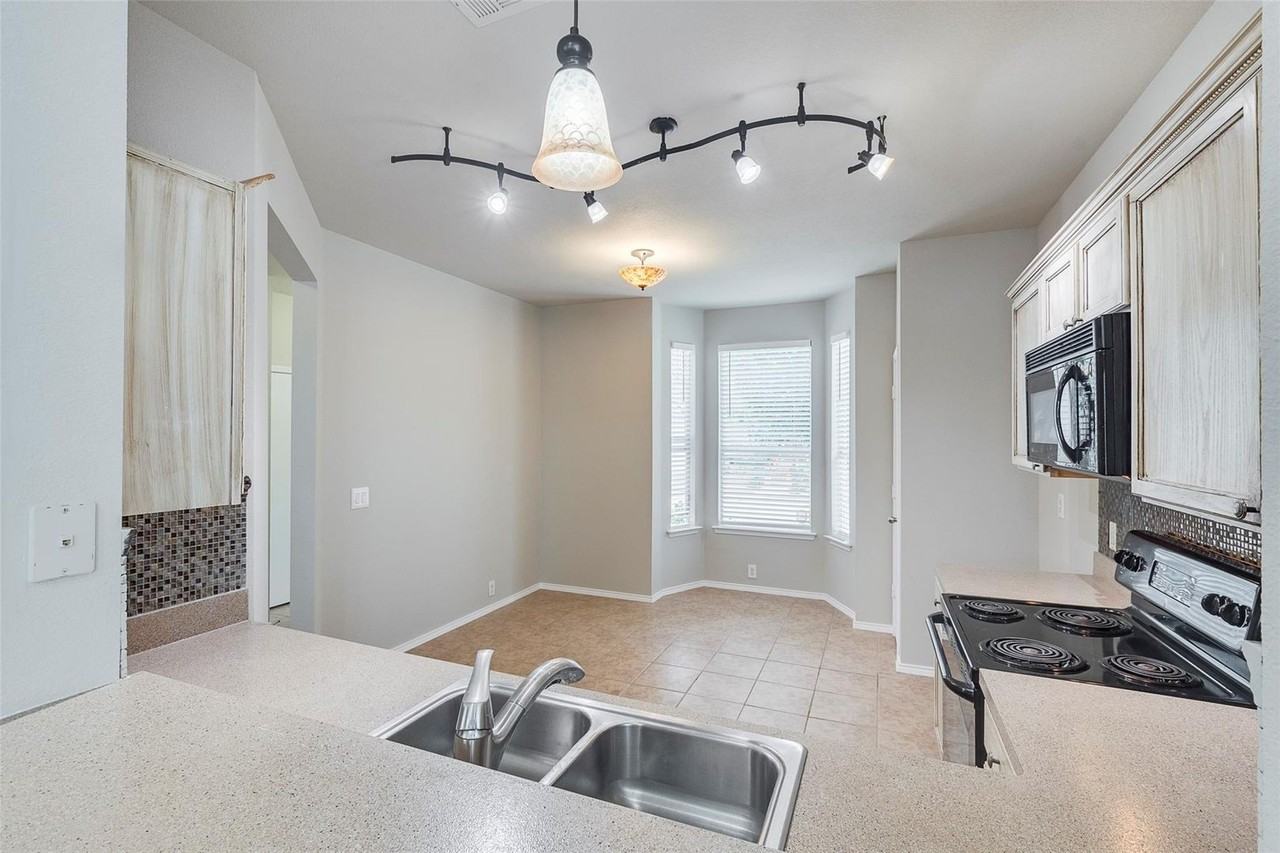 10652 Astor Dr - Photo 5 of 18