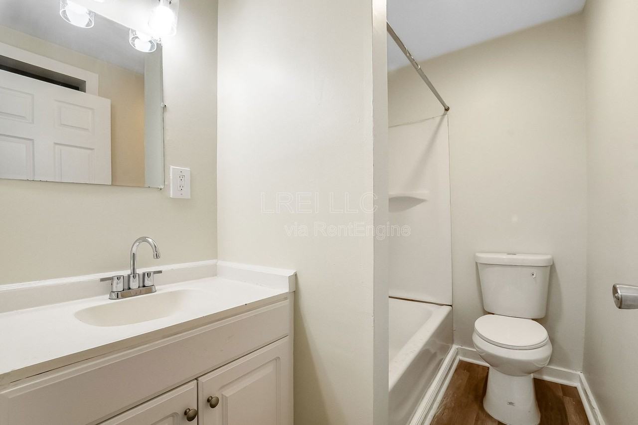 2104 W Burnett Ave - Photo 6 of 14