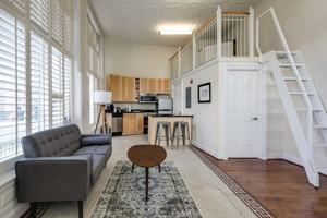 featured image of 1321 1/2 E Main St