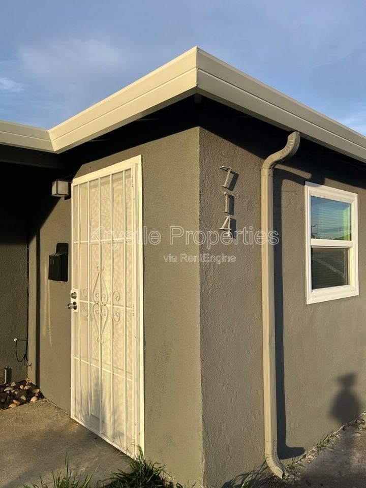 714 Gateway Dr - Photo 2 of 2