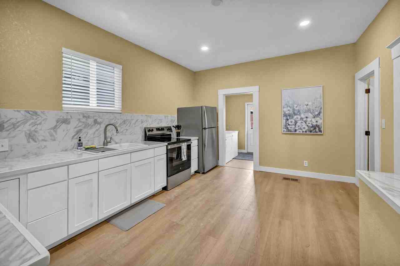 33 W 8th St - Photo 4 of 48