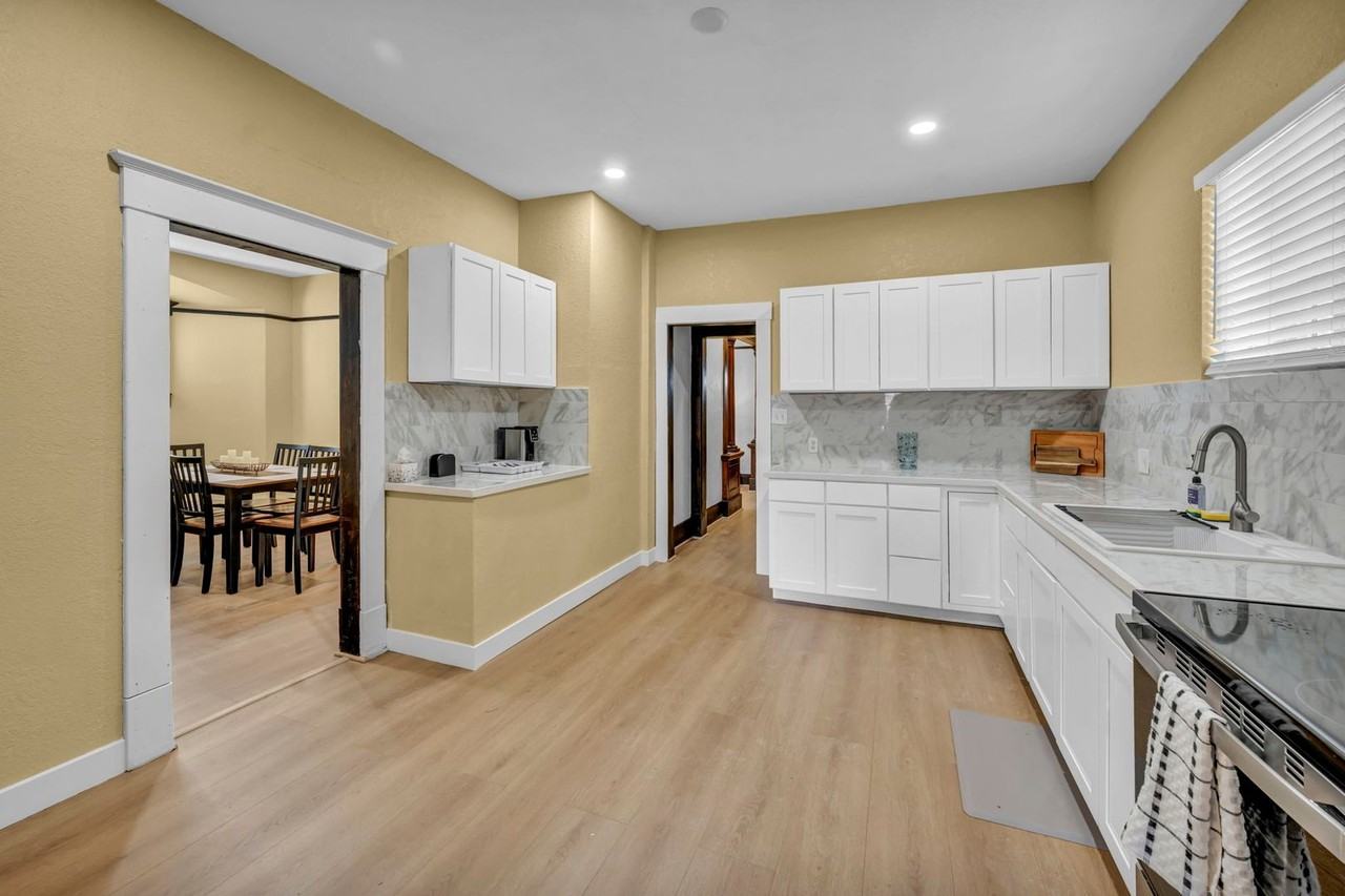 33 W 8th St - Photo 5 of 48