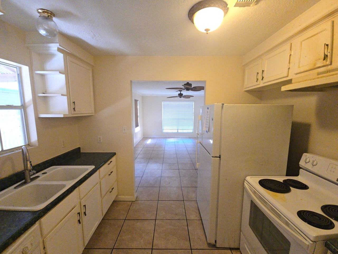 409 Commerce St - Photo 4 of 25