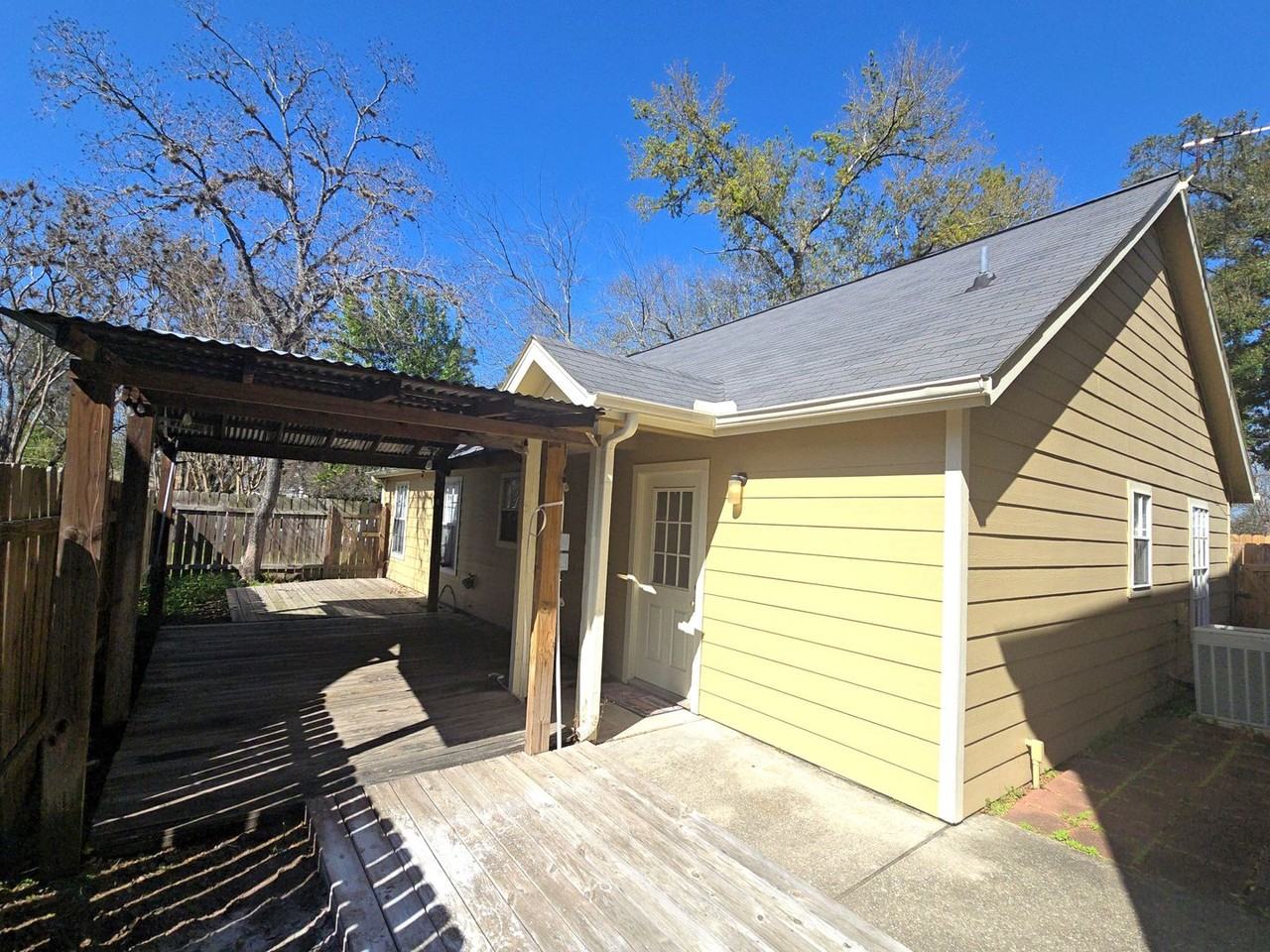 409 Commerce St - Photo 6 of 25