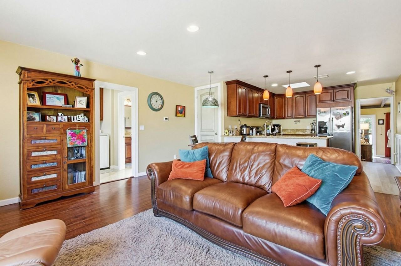 4056 Charles St - Photo 5 of 36