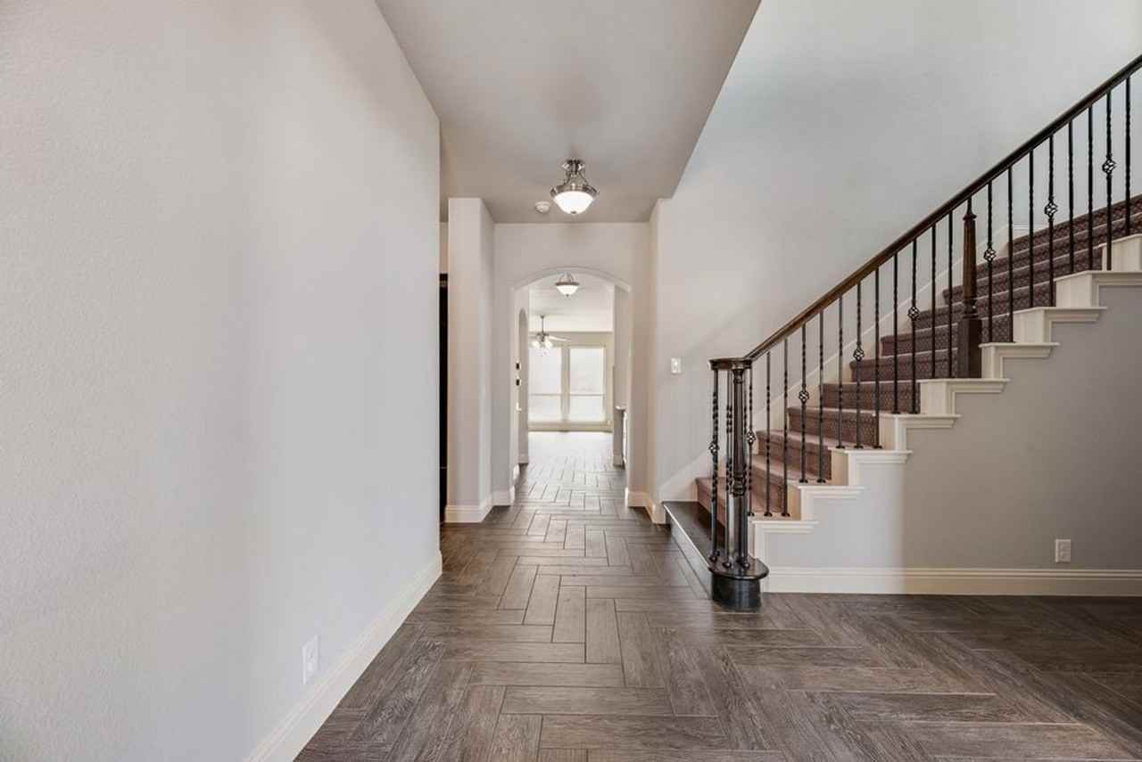 906 Oak St - Photo 4 of 18