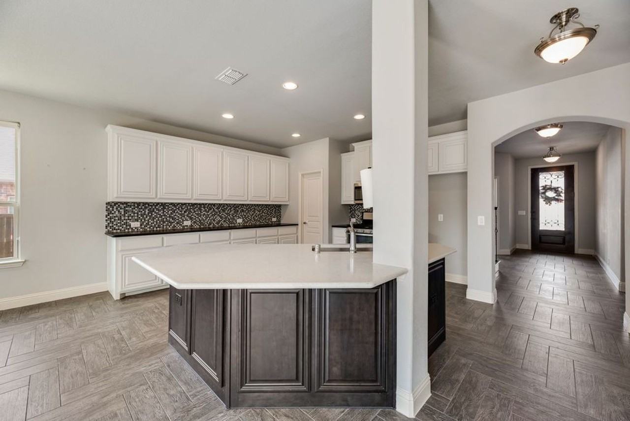 906 Oak St - Photo 7 of 18