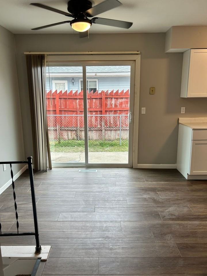 705 W 12th St - Photo 2 of 15