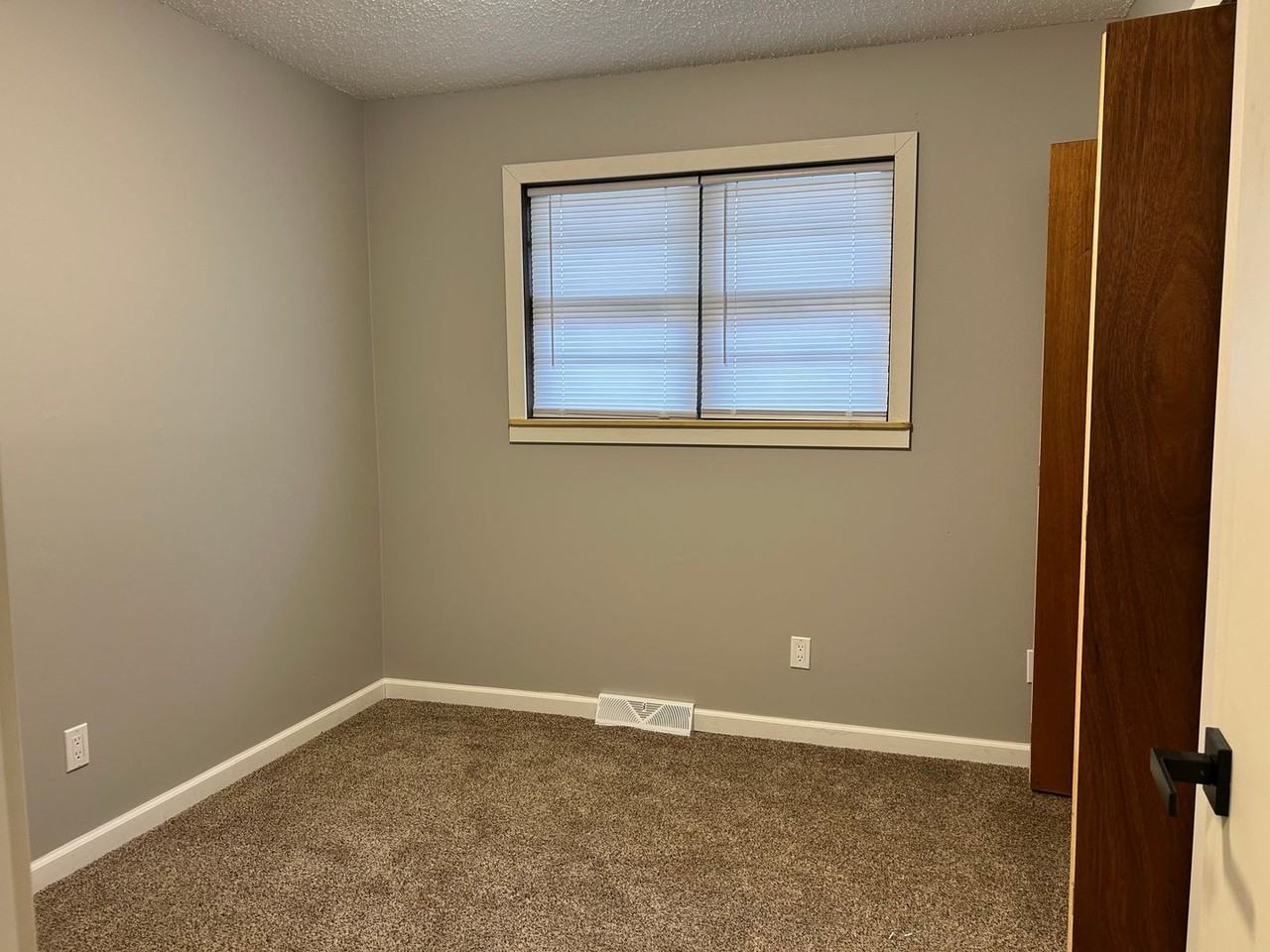 705 W 12th St - Photo 6 of 15