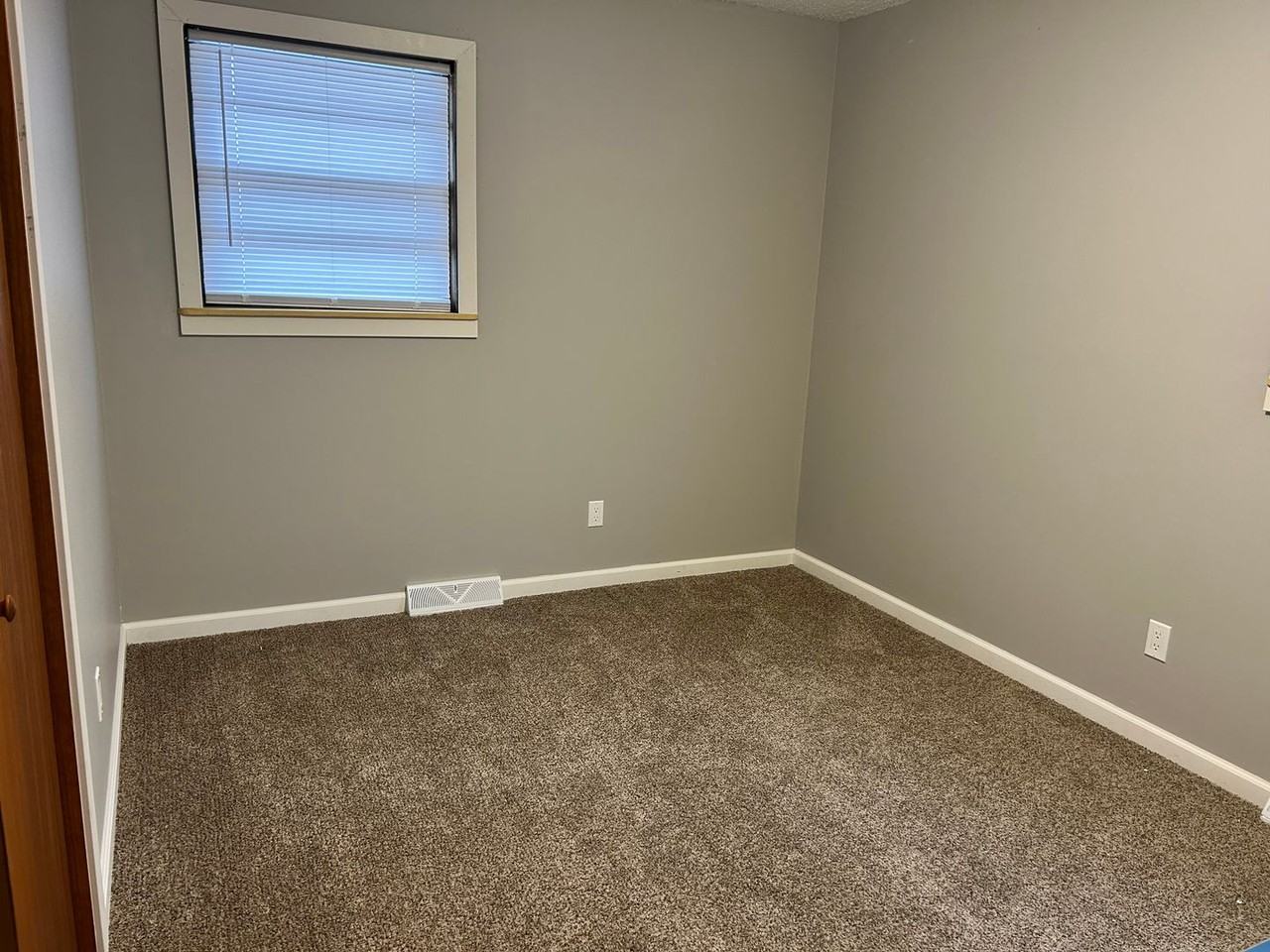 705 W 12th St - Photo 7 of 15