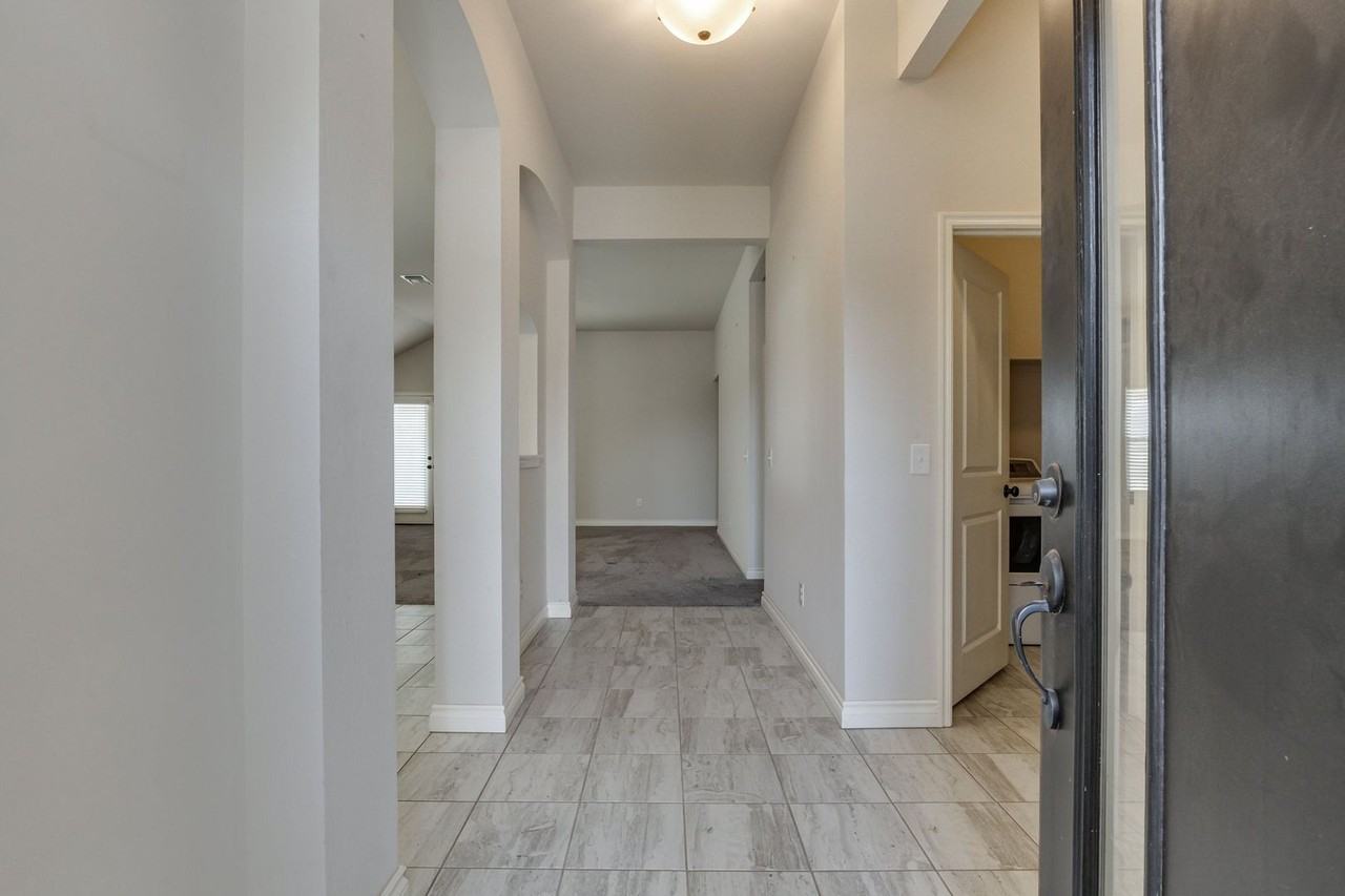 15701 Caney Dr - Photo 4 of 25