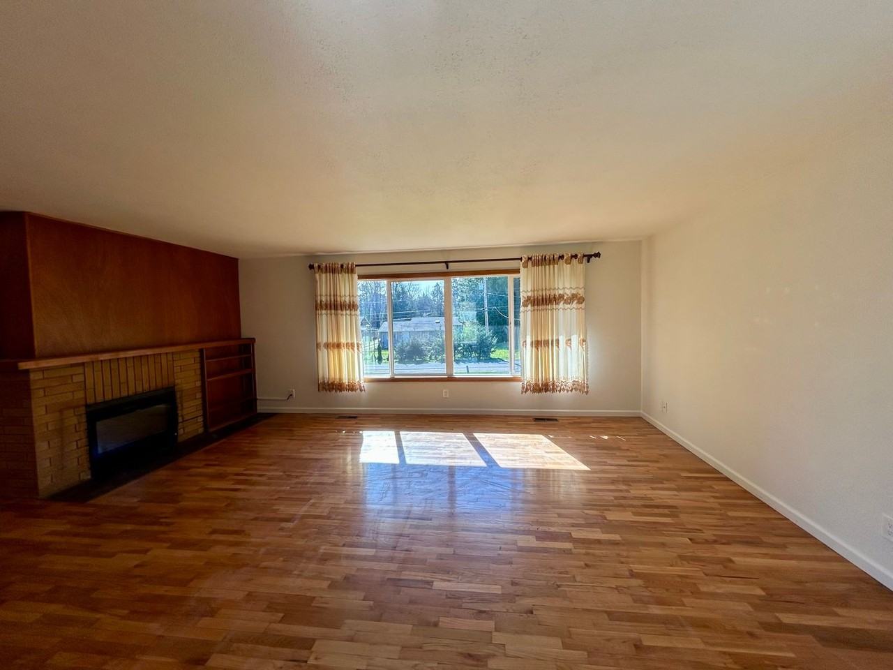 3222 Mcleod Rd - Photo 4 of 30