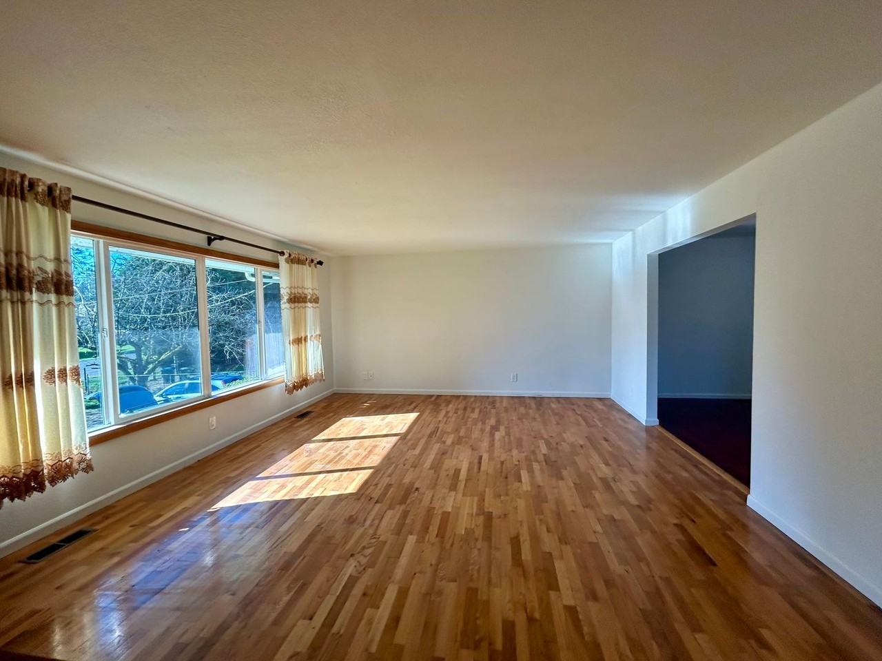 3222 Mcleod Rd - Photo 5 of 30