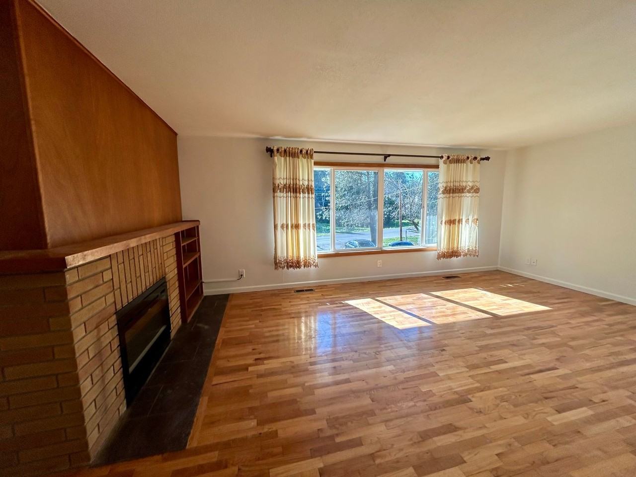 3222 Mcleod Rd - Photo 6 of 30