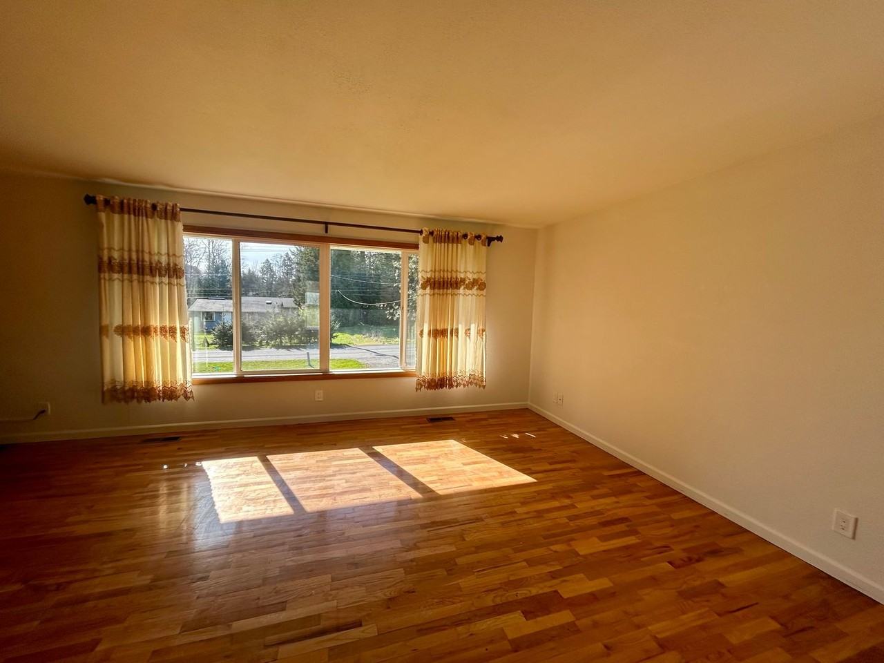 3222 Mcleod Rd - Photo 7 of 30