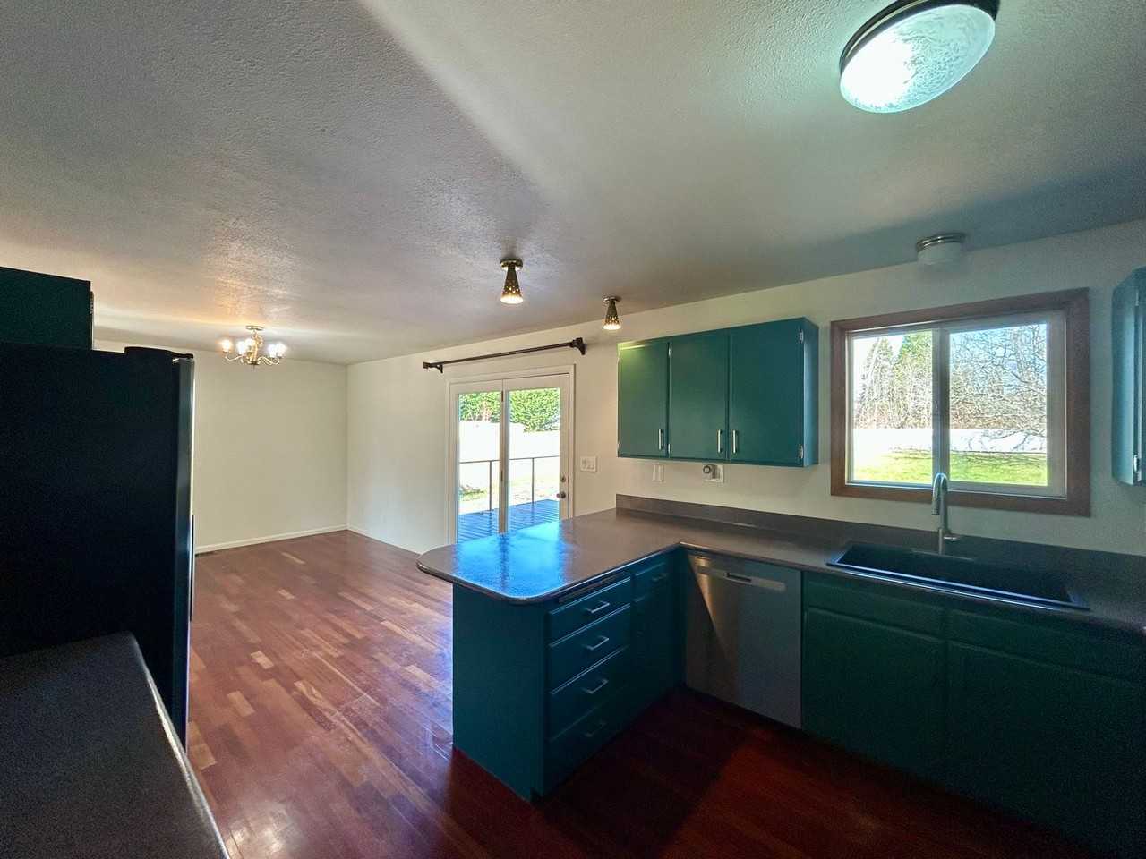 3222 Mcleod Rd - Photo 6 of 29