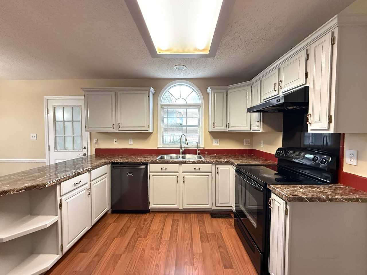 928 Heatherstone Dr - Photo 4 of 21