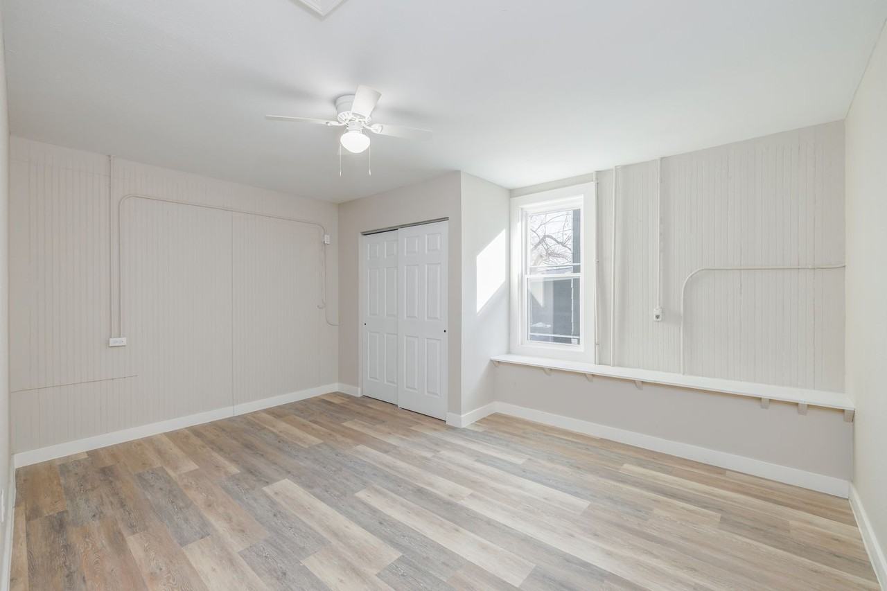 315 W Division St - Photo 3 of 40