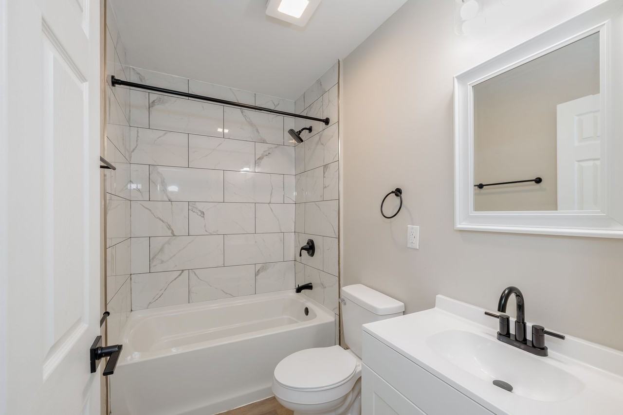 315 W Division St - Photo 4 of 40