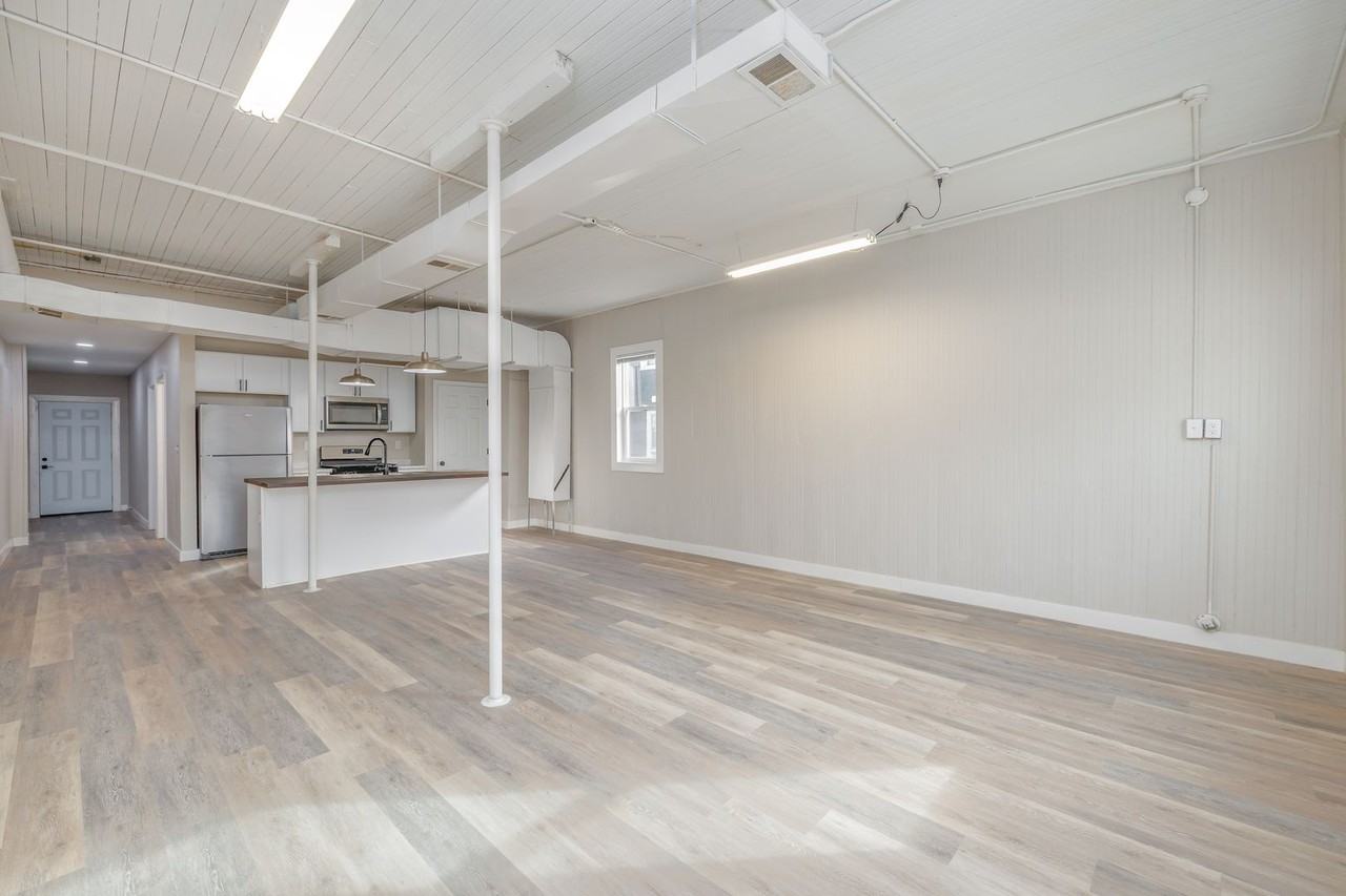 315 W Division St - Photo 5 of 40