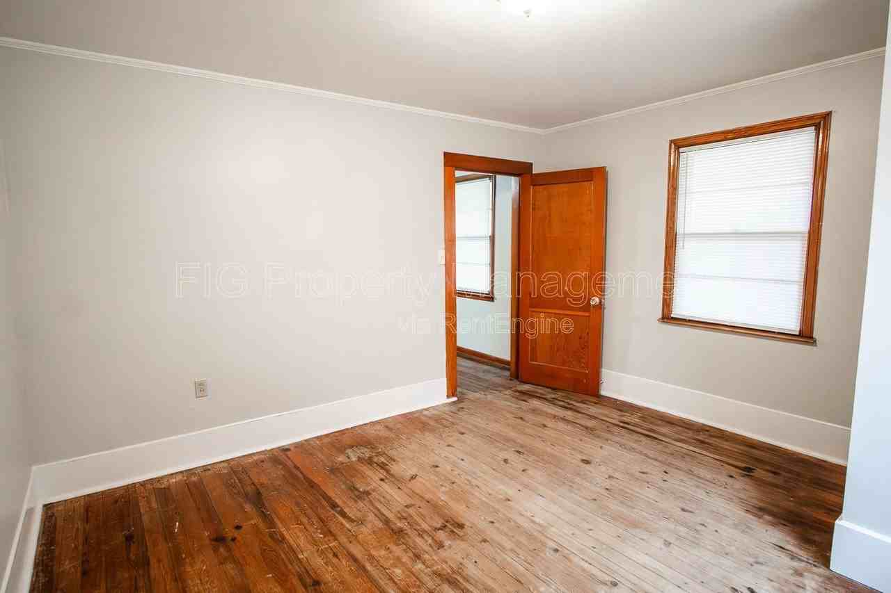 521 N Chamberlain Ave - Photo 7 of 19