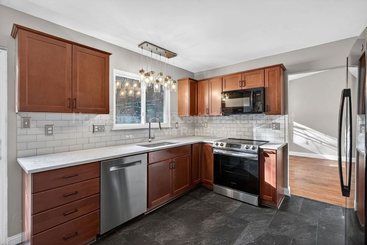 1105 Treetop Village Dr - Photo 6 of 37