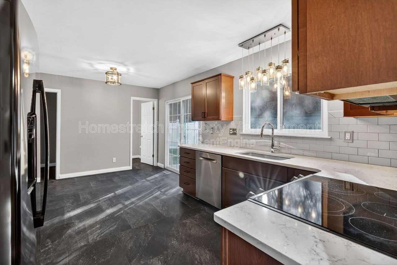 1105 Treetop Village Dr - Photo 7 of 37