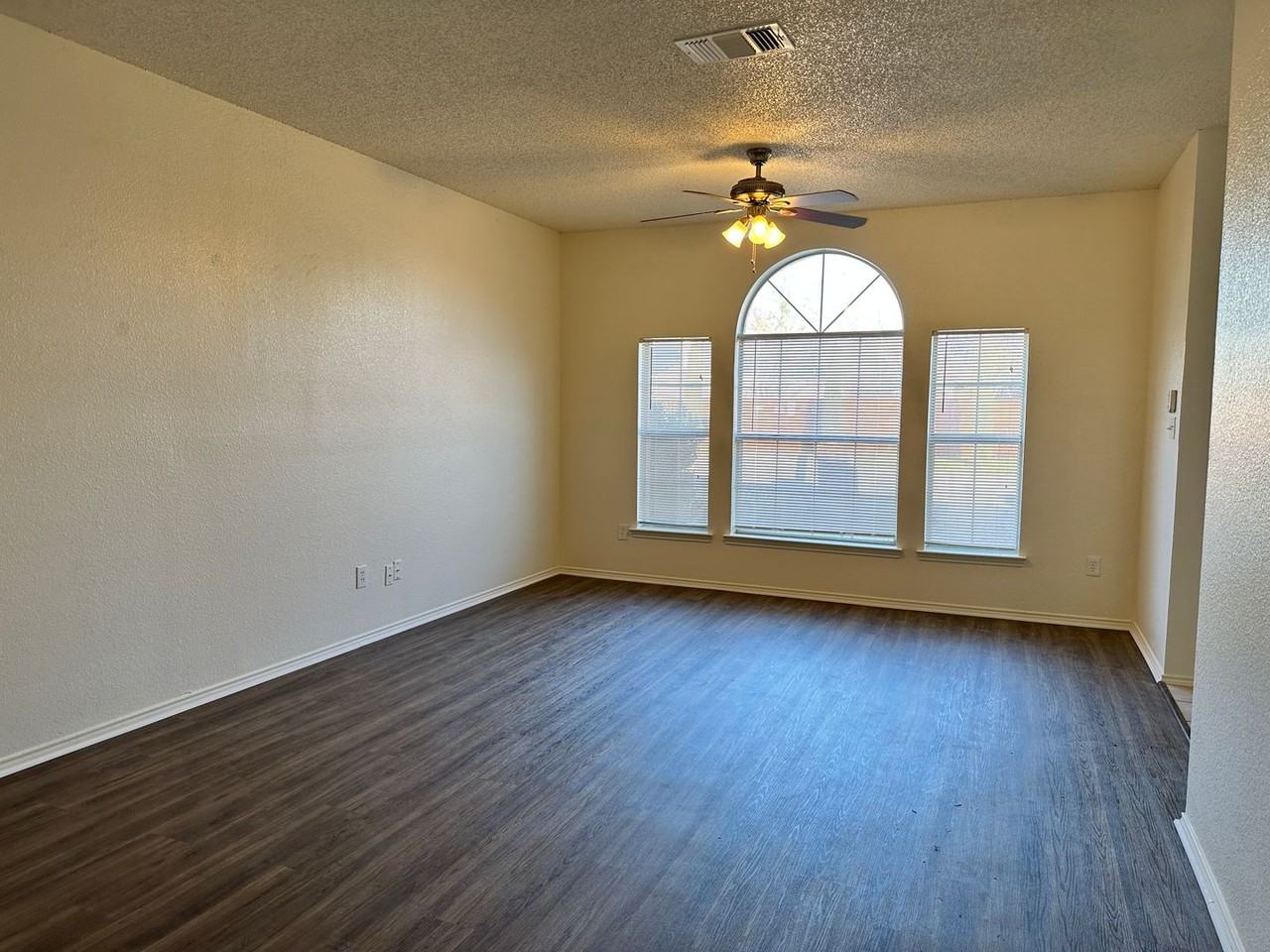 4412 Park Creek Ct - Photo 2 of 21