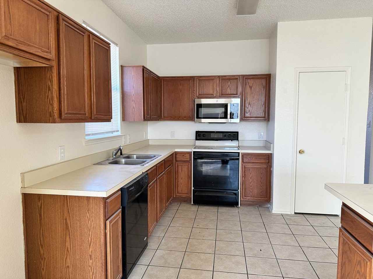 4412 Park Creek Ct - Photo 5 of 21