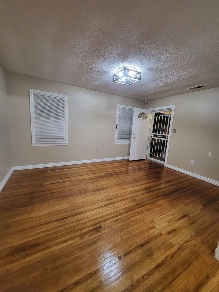 583 Estridge Dr - Photo 4 of 14