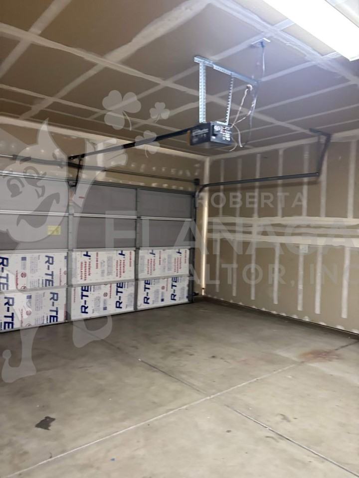 2845 N Mountain Spring Ct - Photo 7 of 7