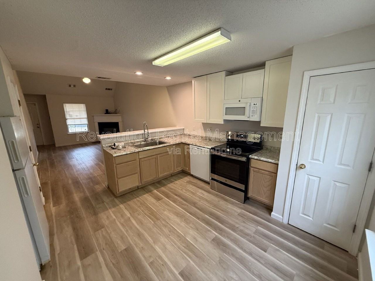 3045 Lakeside Cir - Photo 4 of 11