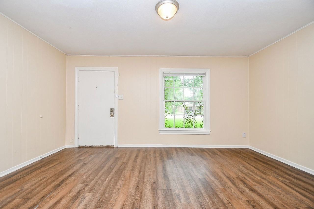 225 17th Ave N - Photo 2 of 23