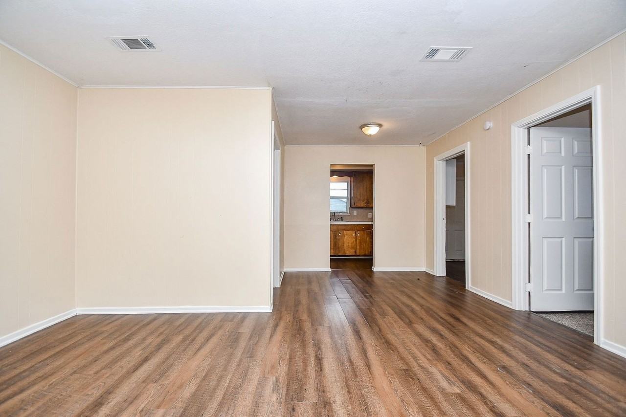 225 17th Ave N - Photo 5 of 23