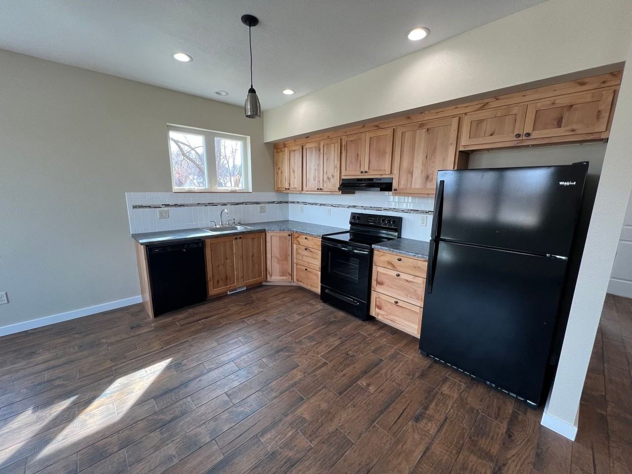 255 S Diamond Ave - Photo 4 of 18