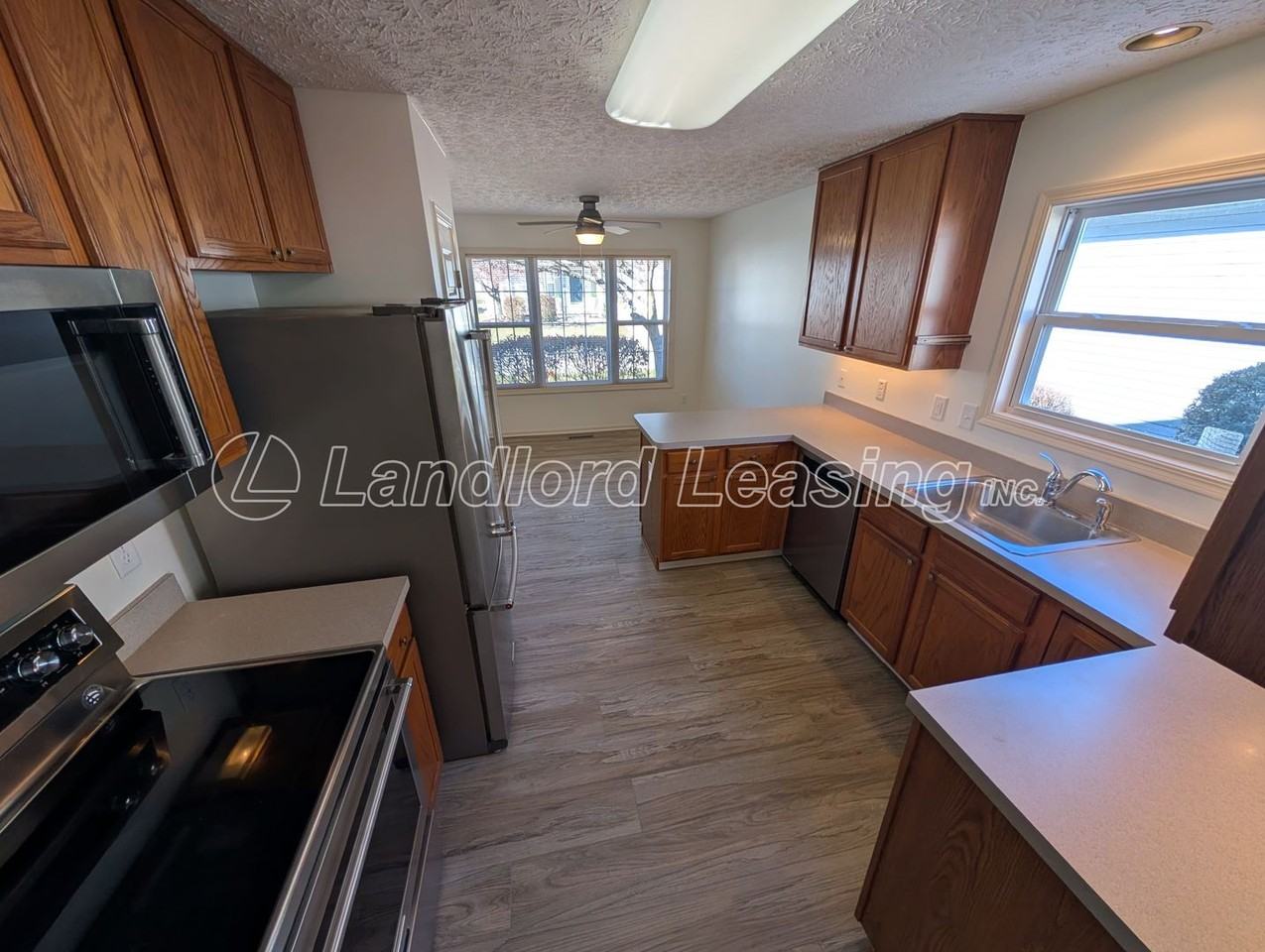 1417 Hollow Wood Ln - Photo 4 of 21