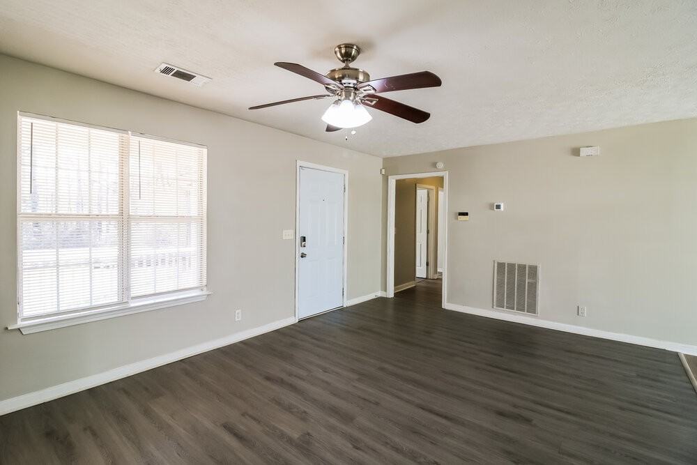 1113 Spring Creek Cir - Photo 5 of 16